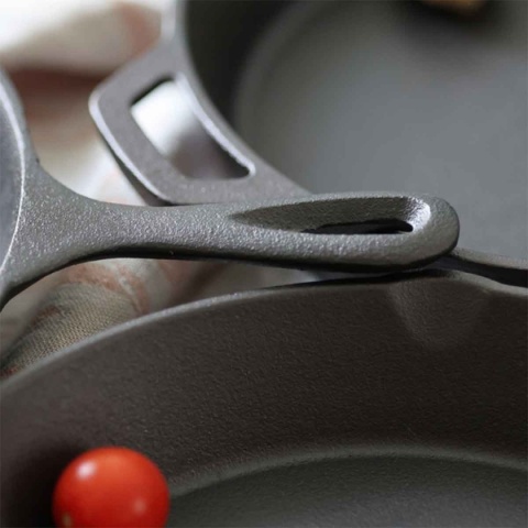 PATELNIA ŻELIWNA HAGE 31cm Z UCHEM INDUKCJA